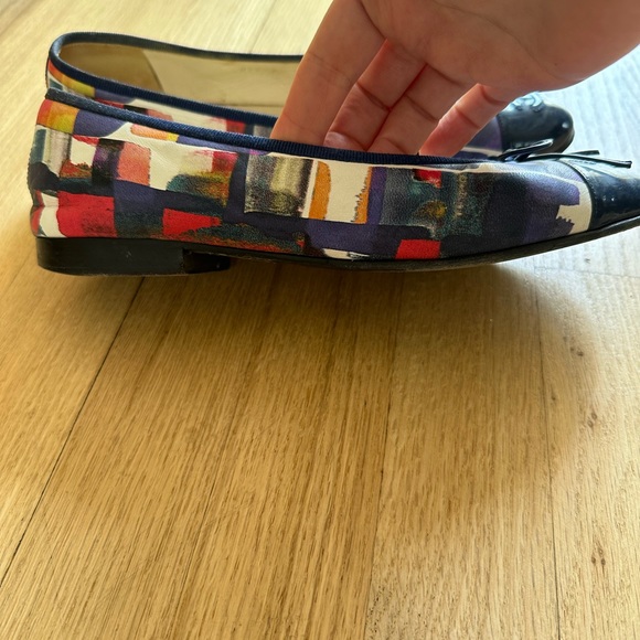 CHANEL Multicolor Abstract Printed Patent Leather CC Cap Toe Ballerina Flats - Picture 11 of 14